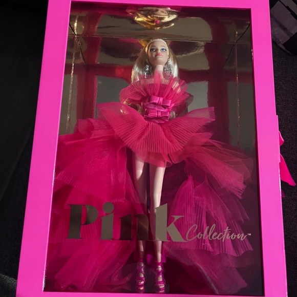 Barbie GTJ76 Signature Pink Collection Doll - Picture 3 of 4